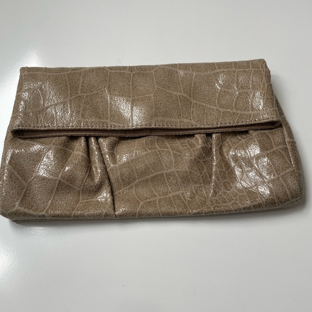 Tan clutch
